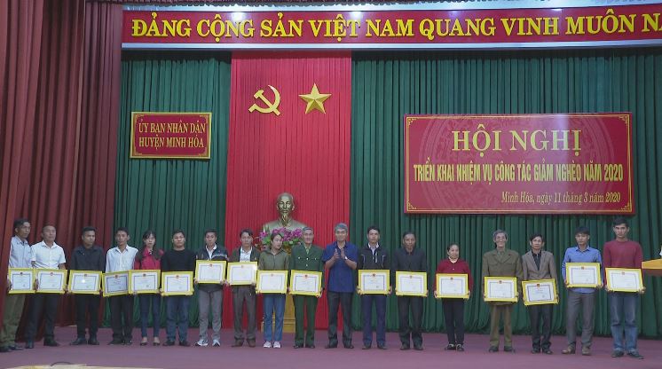 Lãnh đạo UBND huyện Minh Hóa tặng giấy khen cho 25 hộ dân tự nguyện viết đơn xin thoát nghèo.