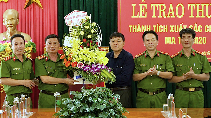 Chủ tịch UBND thị xã Đoàn Minh Thọ tặng hoa chúc mừng lực lượng Công an thị xã Ba Đồn.