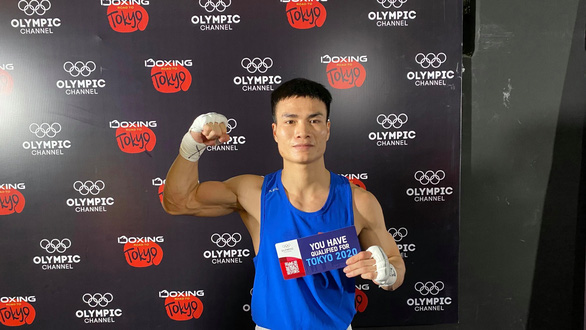   Võ  sĩ Nguyễn Văn Đương và tấm vé dự Olympic 2020. Ảnh: Tuổi trẻ