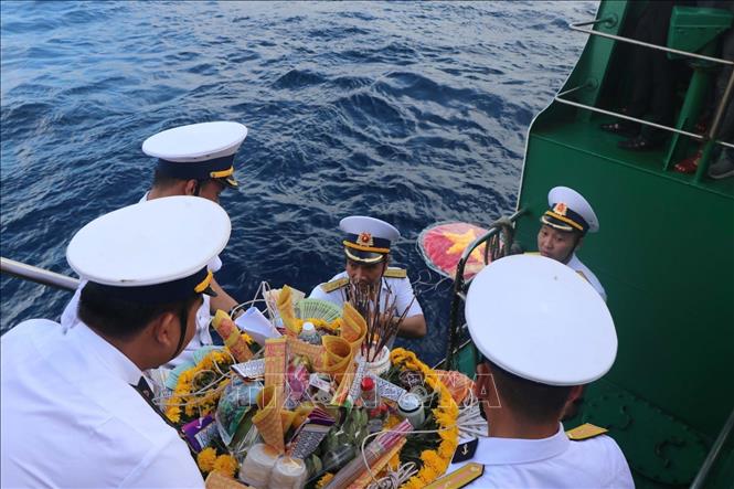 Thả vòng hoa xuống biển tưởng niệm các liệt sĩ đã anh dũng hy sinh bảo vệ chủ quyền biển đảo Tổ quốc tại quần đảo Trường Sa. Ảnh: Nguyễn Văn Nhật/TTXVN