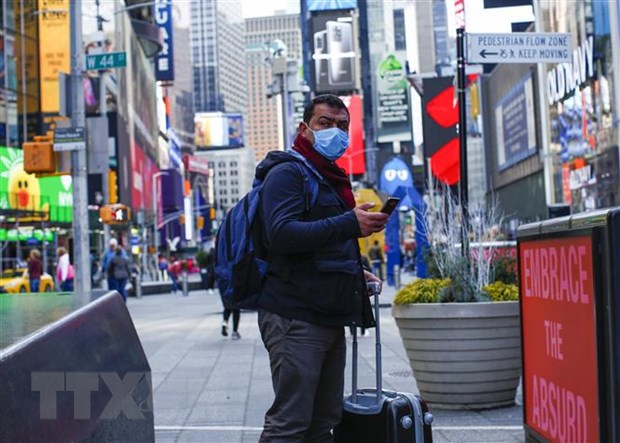 Người dân đeo khẩu trang để phòng tránh lây nhiễm COVID-19 tại New York, Mỹ, ngày 8/3/2020. (Ảnh: AFP/TTXVN)