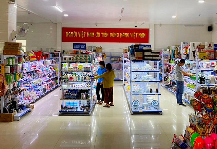 Siêu thị Bình Minh Mart đẩy mạnh tuyên truyền, vận động người dân mua và sử dụng hàng Việt. 