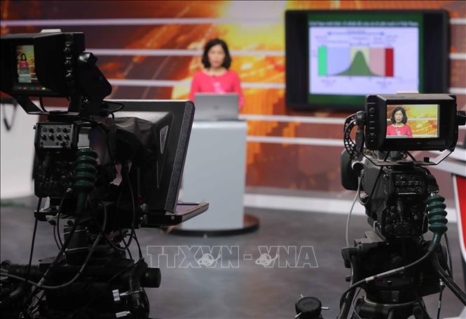 Sở Giáo dục và Đào tạo Hà Nội đang phối hợp Đài Phát thanh và Truyền hình Hà Nội sản xuất và phát sóng chương trình học trên truyền hình các môn học năm học 2019 - 2020. Ảnh: Thanh Tùng/TTXVN