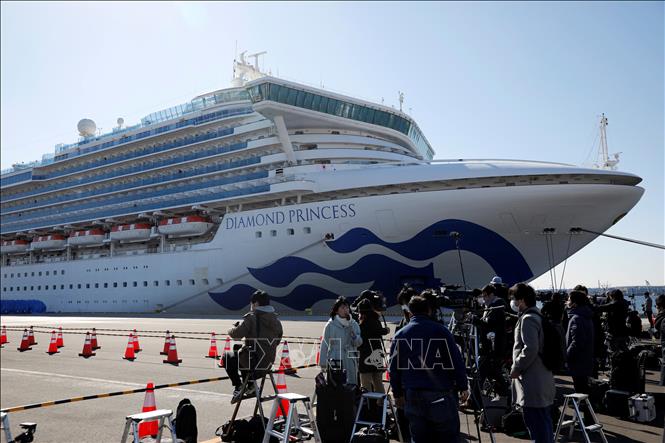 Tàu Diamond Princess neo tại cảng Yokohama, Nhật Bản ngày 11-2-2020. Ảnh: REUTERS/TTXVN
