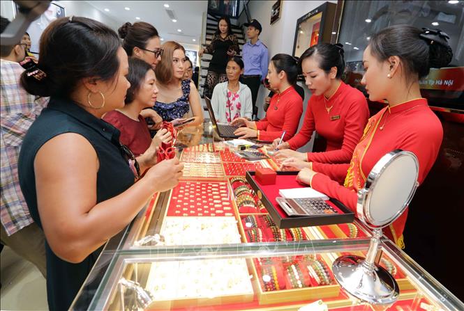 Khách mua bán vàng tại Công ty kinh doanh vàng bạc Mạnh Hải (Hà Nội). Ảnh: Trần Việt/TTXVN 