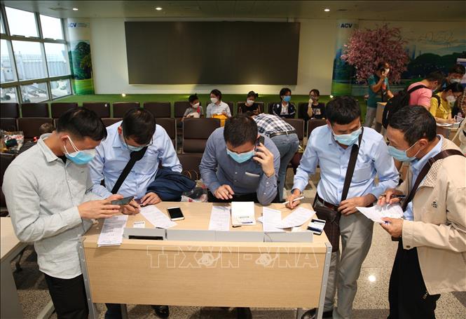  Hành khách làm thủ tục khai báo y tế trước khi nhập cảnh vào Việt Nam tại cửa khẩu Sân bay quốc tế Nội Bài (Hà Nội), chiều 7-3. Ảnh minh họa: Dương Giang/TTXVN.