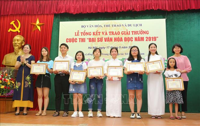 Bà Vũ Dương Thúy Ngà, Vụ trưởng Vụ Thư viện, Trưởng Ban tổ chức trao giải cho các đơn vị tham gia Cuộc thi  