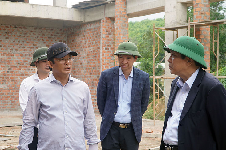 Ông Võ Minh Hoài, Chủ tịch Hội đồng quản trị, Tổng Giám đốc Tập đoàn Trường Thịnh (người thứ hai từ trái sang) báo cáo tiến độ dự án với đồng chí Bí thư Tỉnh ủy Hoàng Đăng Quang