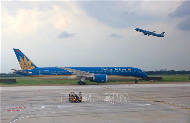  Máy bay của hãng hàng không Vietnam Airlines cất và hạ cánh tại sân bay Tân Sơn Nhất. Ảnh: Ngọc Hà/TTXVN