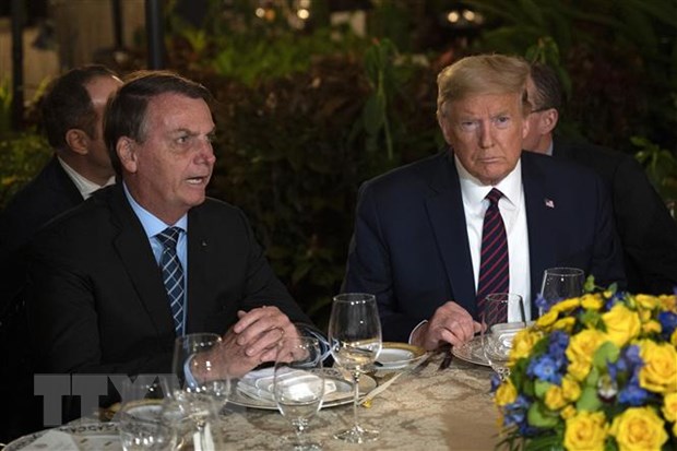 Tổng thống Mỹ Donald Trump (phải) và Tổng thống Brazil Jair Bolsonaro trong cuộc gặp tại Palm Beach, Florida, Mỹ, ngày 7-3. (Ảnh: AFP/ TTXVN)