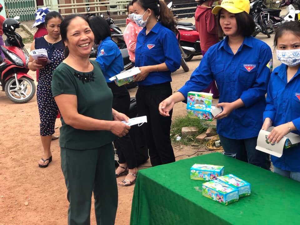 Các đoàn viên thanh niên tham gia tuyên truyền và phát khẩu trang miễn phí cho người dân.