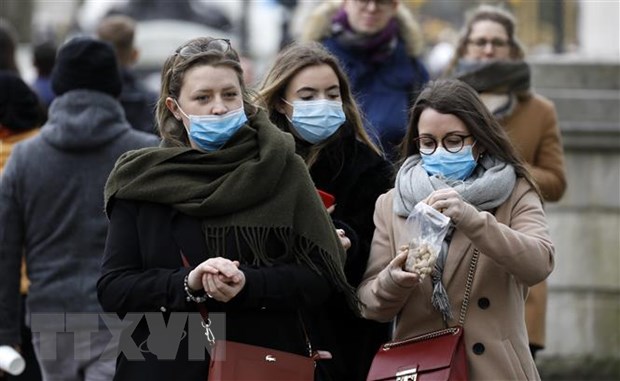 Người dân đeo khẩu trang phòng dịch COVID-19 tại London, Anh ngày 2-3-2020. (Ảnh: AFP/TTXVN)