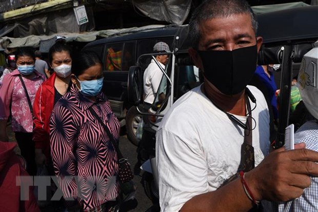 Người dân đeo khẩu trang phòng lây nhiễm COVID-19 tại Phnom Penh, Campuchia. (Ảnh: AFP/TTXVN)