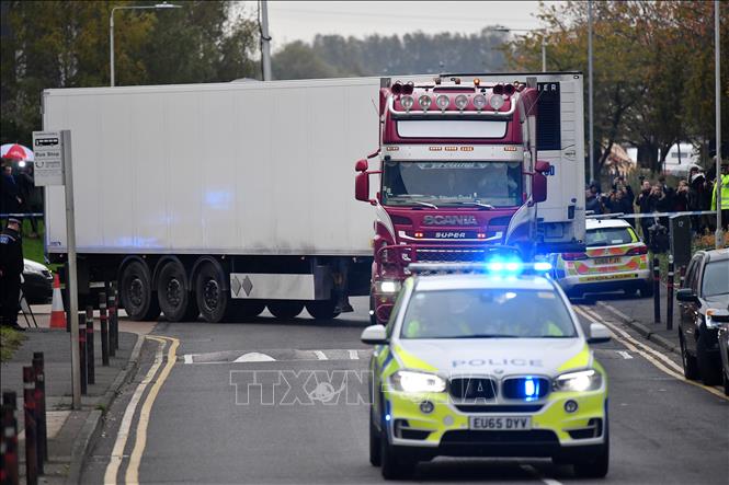 Cảnh sát Anh áp giải xe container chở 39 thi thể được tìm thấy tại Grays, Essex, ngày 23-10-2019. Ảnh: AFP/TTXVN