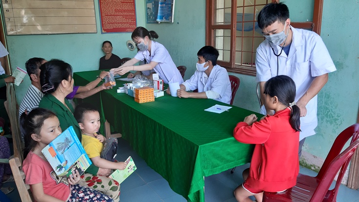  Các y, bác sỹ của Trung tâm Y tế huyện Minh Hóa đang khám bệnh, cấp phát thuốc miễn phí cho người dân.