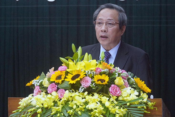 Đồng chí Chủ tịch HĐND tỉnh Hoàng Đăng Quang phát biểu tại kỳ họp