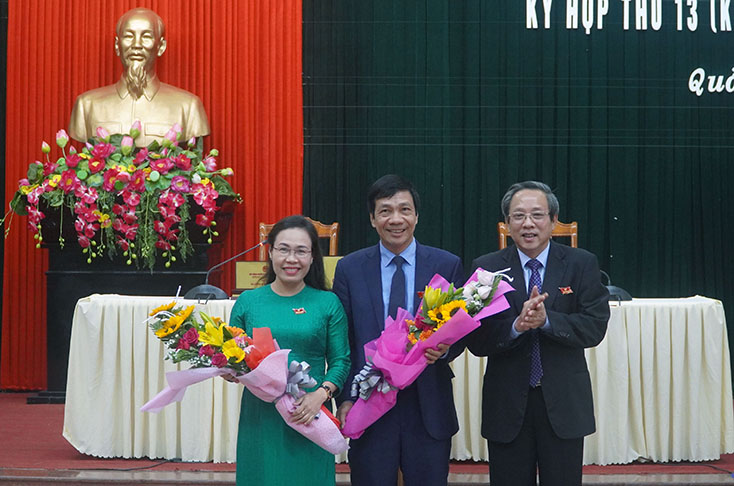 Đồng chí Chủ tịch HĐND tỉnh tặng hoa chúc mừng các đồng chí vừa trúng cử các chức danh HĐND tỉnh