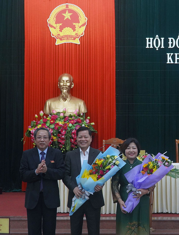 Đồng chí Chủ tịch HĐND tỉnh tặng hoa chúc mừng các đồng chí Nguyễn Thị Thanh Hương, Phan Văn Khoa đã hoàn thành nhiệm vụ và nghỉ hưu theo chế độ