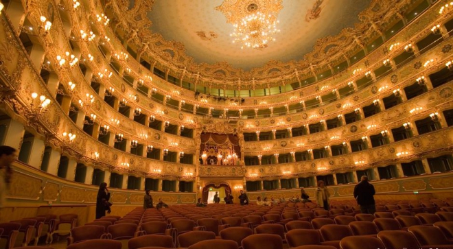 Khung cảnh Nhà hát Opera Italien Theater La Fenice thời đại dịch COVID-19 bùng phát