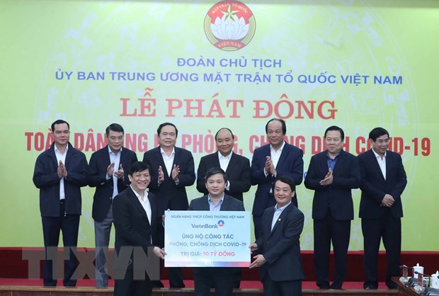 Thủ tướng Nguyễn Xuân Phúc và các đại biểu chứng kiến các tổ chức và cá nhân quyên góp ủng hộ công tác phòng, chống dịch COVID-19. (Ảnh: Thống Nhất/TTXVN)