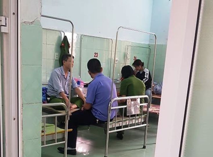 Cơ quan chức năng làm việc với đại úy Võ Đức Hải tại bệnh viện đa khoa huyện Quảng Ninh để điều tra vụ việc