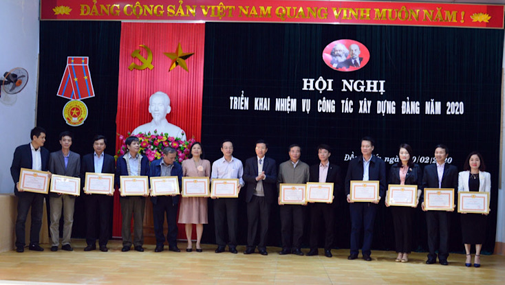 Lãnh đạo Đảng bộ Khối các cơ quan tỉnh khen thưởng các tổ chức cơ sở đảng trong sạch vững mạnh tiêu biểu, trong đó có KBNN tỉnh.