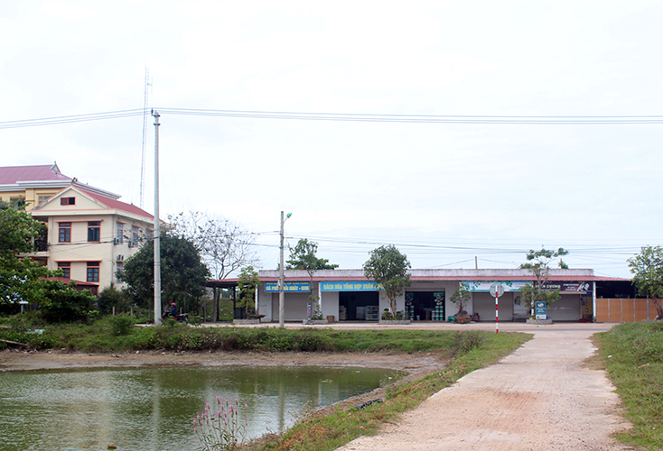 Công trình sai phạm của người dân nằm sát ngay trụ sở UBND xã Lộc Ninh. 