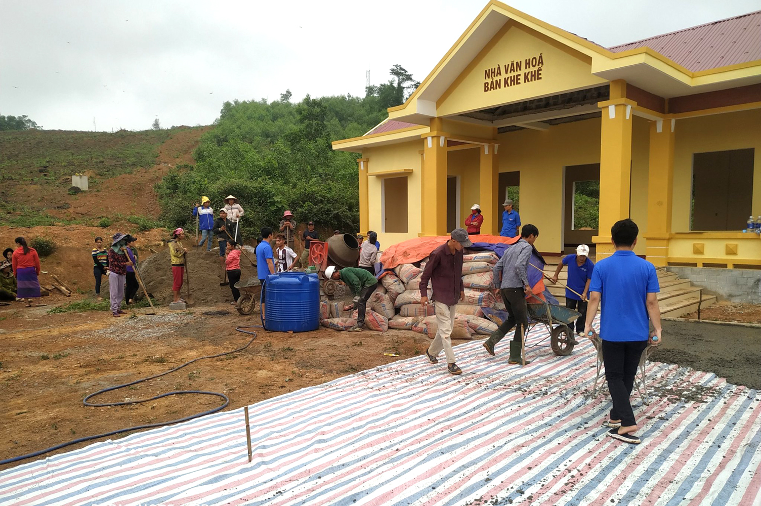 Đoàn viên thanh niên Khối các cơ quan tỉnh xây dựng công trình “Sân chơi cho thanh thiếu nhi” tại bản Khe Khế.