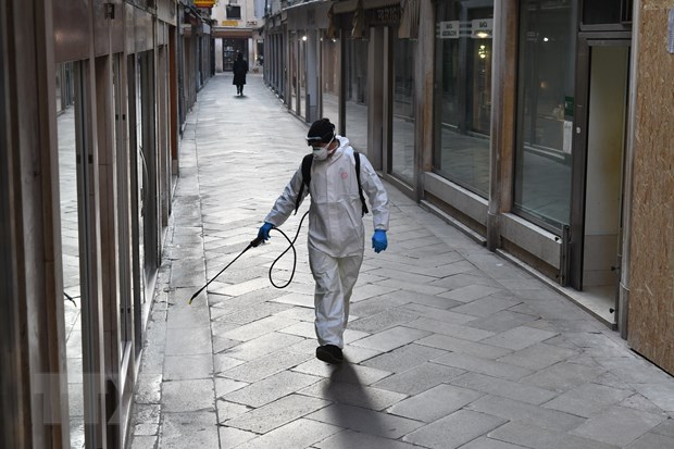 Phun thuốc khử trùng phòng lây nhiễm COVID-19 tại Venice, Italy, ngày 11-3-2020. (Nguồn: AFP/TTXVN)
