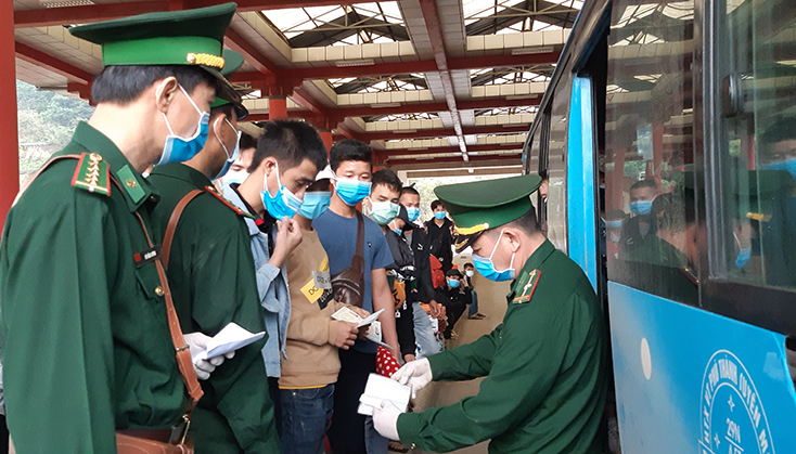 Trạm kiểm soát Biên phòng CKQT Cha Lo làm thủ tục kiểm tra cho 558 hành khách nhập cảnh từ Thái Lan và Lào
