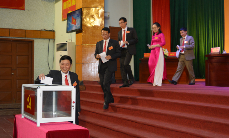 Các đại biểu bỏ phiếu bầu BCH Đảng bộ cơ quan UBND huyện Bố Trạch khóa XIV, nhiệm kỳ 2020-2025.