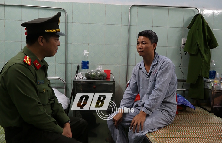 Đại tá Trần Hải Quân, Giám đốc Công an tỉnh thăm hỏi, động viên đồng chí Võ Đức Hải tại bệnh viện.