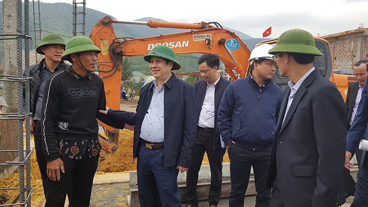 Đồng chí Phó Chủ tịch Thường trực UBND tỉnh Nguyễn Xuân Quang thăm, động viên các hộ dân xây nhà mới tại khu tái định cư Trung tâm Điện lực Quảng Trạch. 