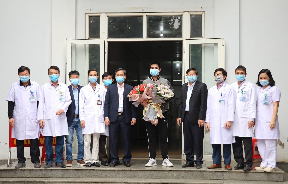 Lãnh đạo Sở Y tế tỉnh Ninh Bình và tập thể lãnh đạo Bệnh viện Đa khoa tỉnh Ninh Bình chúc mừng bệnh nhân được xuất viện. (Ảnh: Đức Phương/TTXVN)