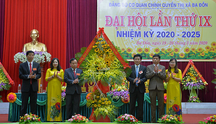 Đồng chí Trương An Ninh, Bí thư Thị ủy Ba Đồn tặng hoa chúc mừng Đại hội Đảng bộ cơ quan chính quyền thị xã Ba Đồn lần thứ IX.