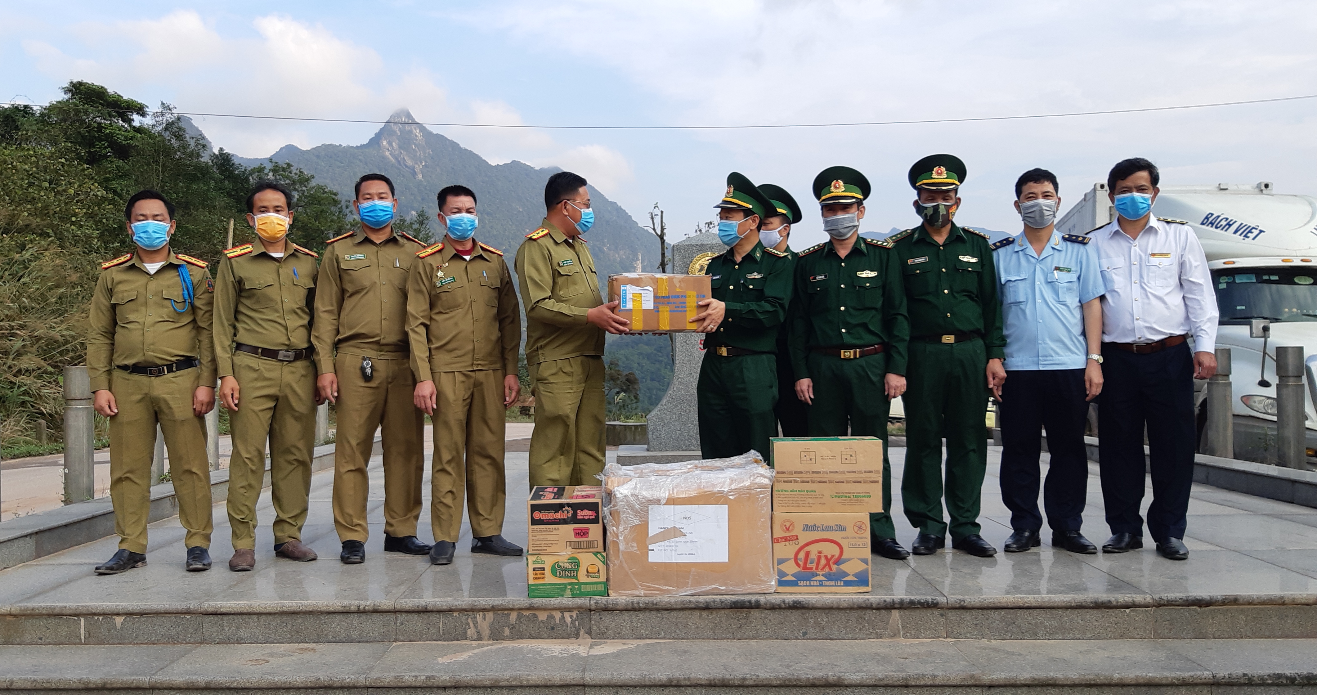 Đại tá Trịnh Thanh Bình trao hỗ trợ trang thiết bị y tế phòng chống dịch bệnh cho Công an Đồn Na Phàu (Lào)