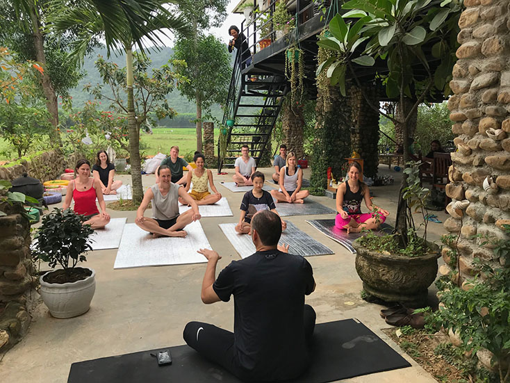 Du khách tập yoga rèn luyện sức khoẻ tại cơ sở lưu trú của Công ty TNHH Jungle Boss (ảnh công ty cung cấp).