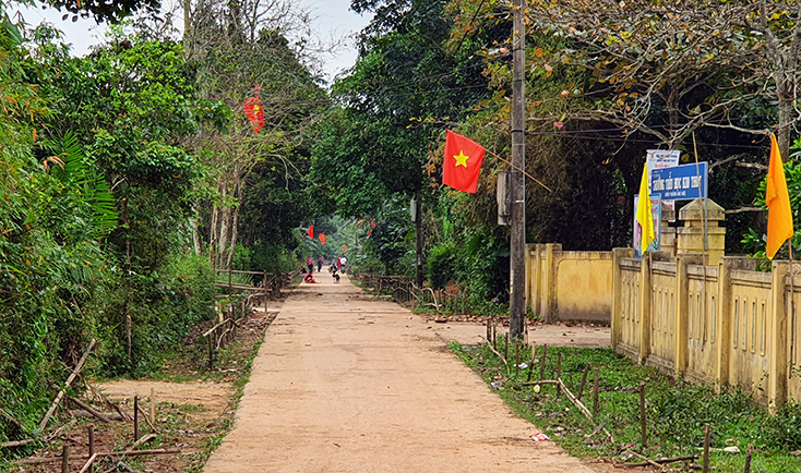  Đường giao thông nông thôn ở bản Khe Khế đã được đầu tư xây dựng. 