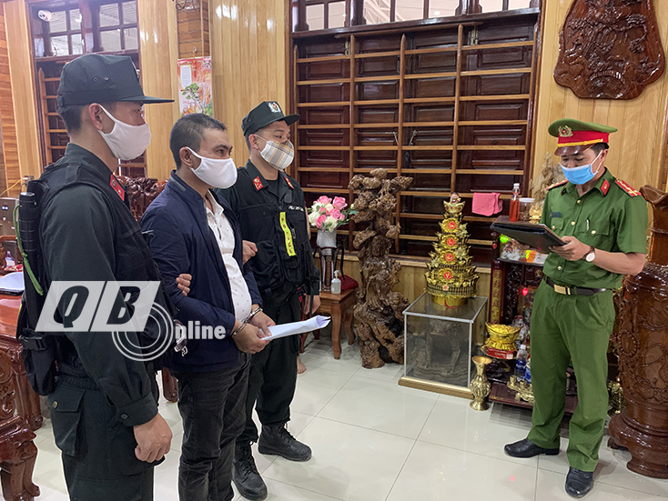  Cơ quan Cảnh sát điều tra Công an tỉnh Quảng Bình thi hành lệnh bắt Nguyễn Minh Thảo.