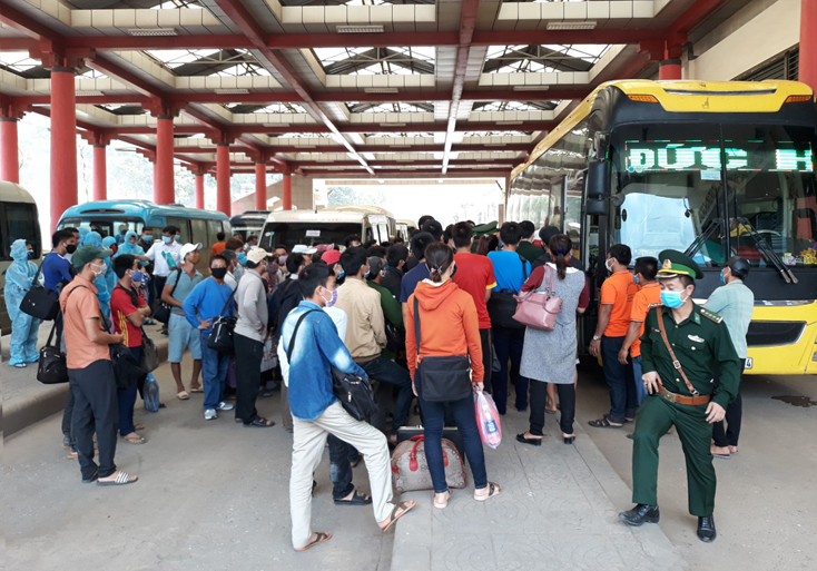 Công dân Việt Nam làm thủ tục nhập cảnh qua Cửa khẩu Quốc tế Cha Lo trong ngày 21-3.