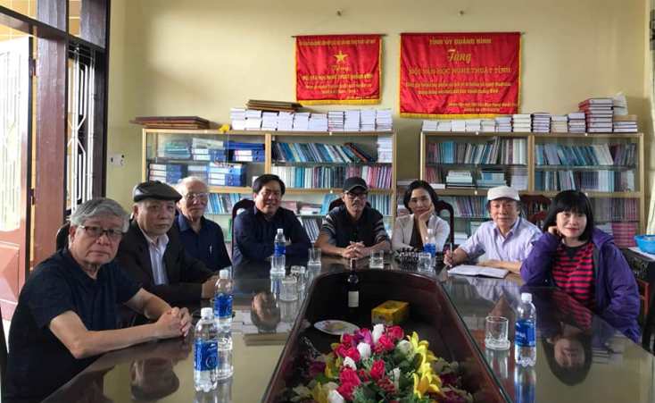 Đỗ Thành Đồng và các thành viên trong Chi hội Nhà văn Việt Nam tỉnh Quảng Bình.