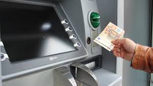  Với công nghệ mới lắp đặt trong các máy ATM, tiền sẽ được khử khuẩn trước khi tới tay người sử dụng. Ảnh: Needpix