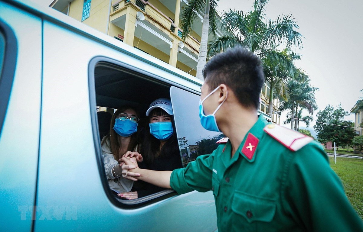 Giây phút chia tay xúc động của công dân và chiến sỹ. Những tình cảm xuất phát từ sự ân cần phục vụ nhân dân của các chiến sỹ áo xanh quân đội nhân dân Việt Nam đã tạo cho công dân nhiều niềm tin, vững tâm hoàn thành thời gian cách ly theo dõi COVID-19. 