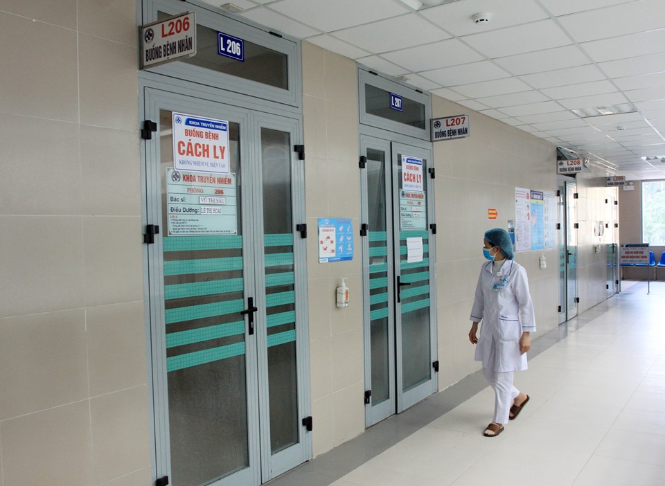 Bệnh nhân được cách ly theo dõi tại phòng 206, khoa truyền nhiễm Bệnh viện Đa khoa tỉnh Thái Bình. Ảnh: Thế Duyệt/TTXVN