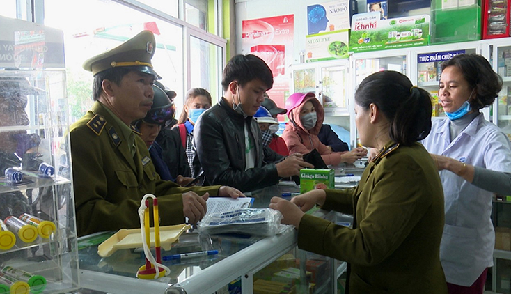 Lực lượng Quản lý thị trường kiểm tra các cửa hàng thuốc, cơ sở y tế trên địa bàn. 