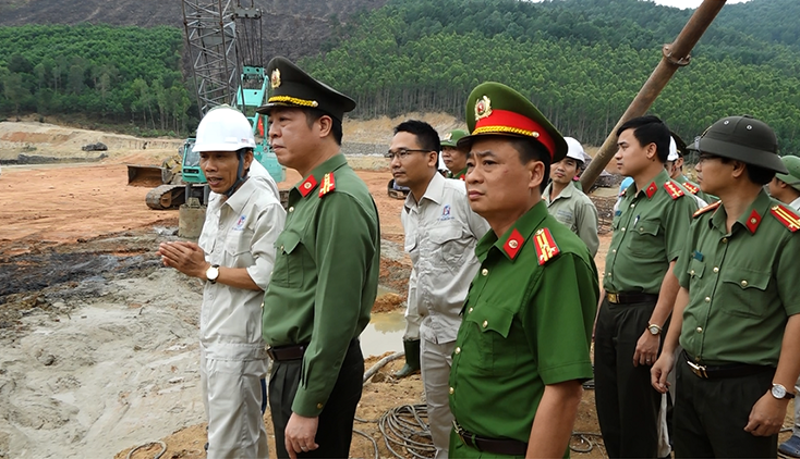  Đại tá Trần Hải Quân, Giám đốc Công an tỉnh kiểm tra tiến độ thi công công trình thủy lợi Rào Nan.