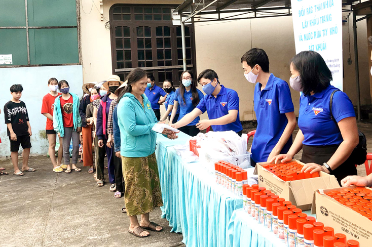 Lực lượng ĐVTN trao tặng khẩu trang vải và nước rửa tay khô cho người dân thôn Giao Tế, xã Đức Ninh.