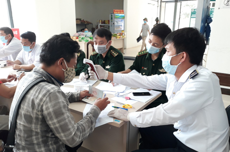 Tất cả công dân đều được kiểm tra thân nhiệt và phải thực hiện khai báo y tế trước khi nhập cảnh qua Cửa khẩu quốc tế Cha Lo.