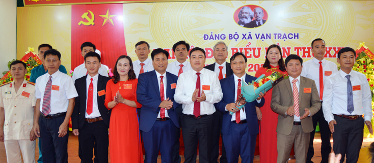 Đồng chí Bí thư Đảng bộ huyện Bố Trạch Đinh Hữu Thành tặng hoa chúc mừng Ban Chấp hành Đảng bộ xã Vạn Trạch khóa XXV, nhiệm kỳ 2020-2025.