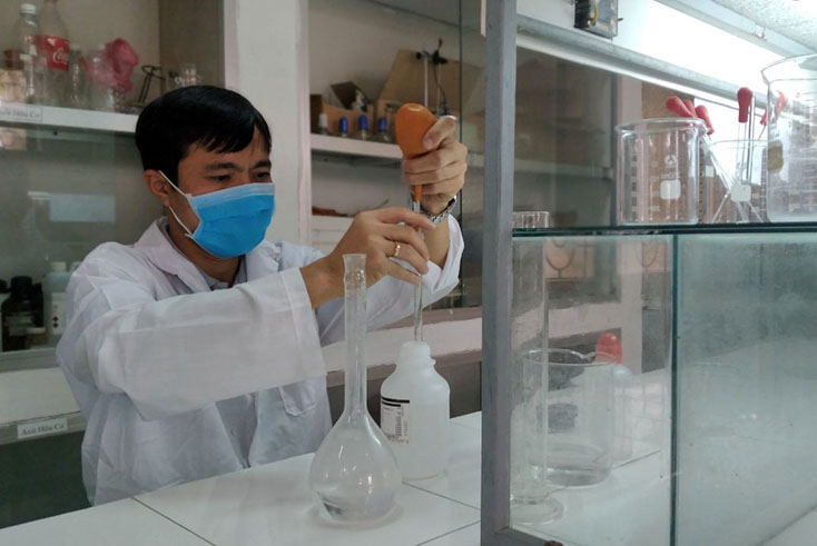 Pha chế nước rửa tay khô trong phòng thí nghiệm